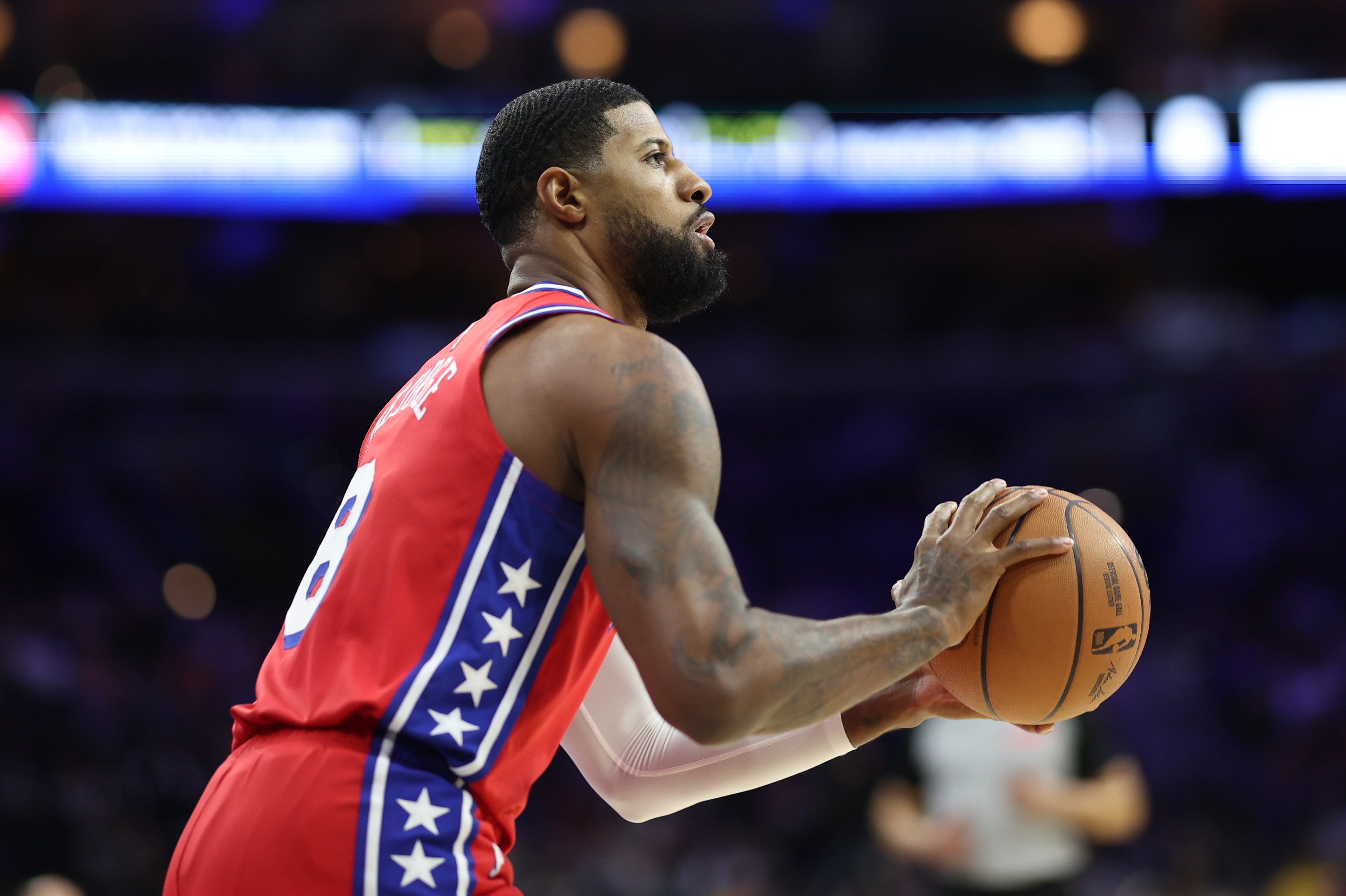 半岛体育官网-场均15.9分5.2板！76人迎战步行者 乔治因左膝伤病管理缺阵