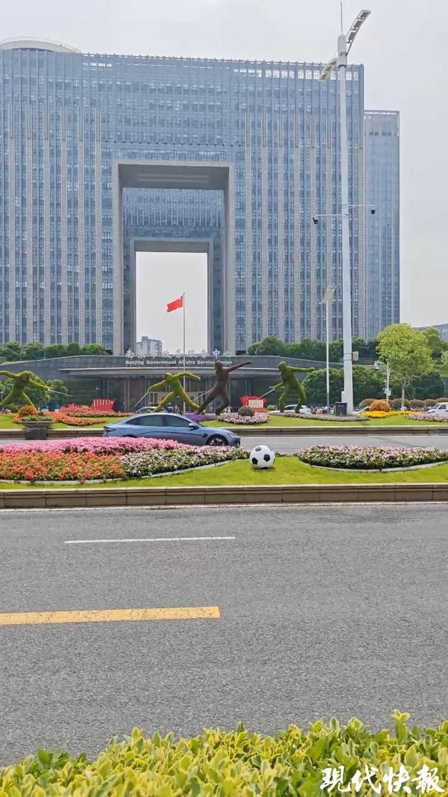 半岛体育下载-18小时长效保洁、网红“布布鸭”惊喜亮相,苏超南京主场“颜值”有保障