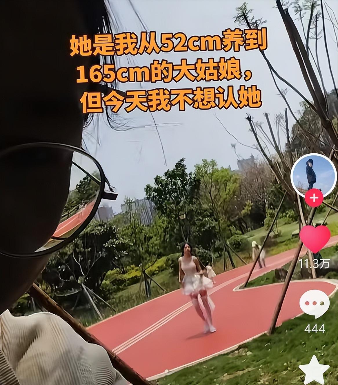 半岛体育-“好豪迈的洛丽塔”,165cm未成年女儿穿搭火了,家长尴尬不敢认